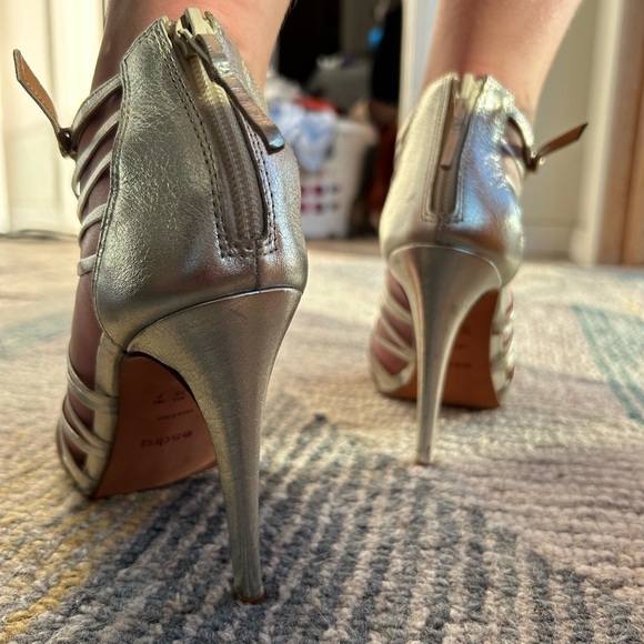 Esdra Silver leather heels US Size 7 NWOT - Picture 3 of 8